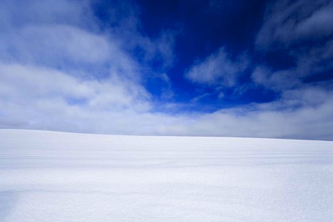 No.3260 A snowy field and a blue sky by Tomo Yun